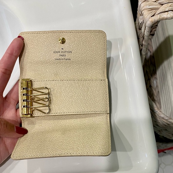 SOLD!! 💯 Authentic Louis Vuitton 4 Key Holder - Picture 4 of 10